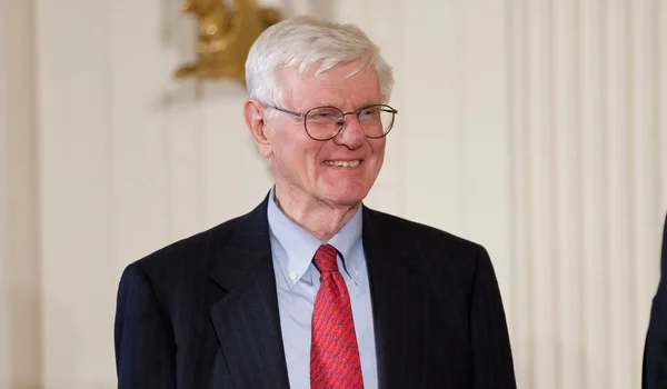 Gordon Wood interviewé, assis sur un canapé.