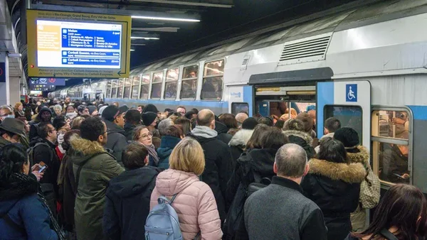 Foule de voyageurs sur le quai du RER A, attendant un train après une panne de signalisation