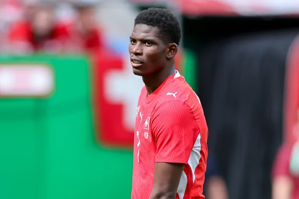 Joueur de football en tenue rouge lors d'un match de la Coupe du Monde 2026.
