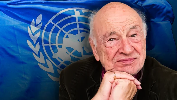 Edgar Morin devant un drapeau de l'ONU, en veste noire.
