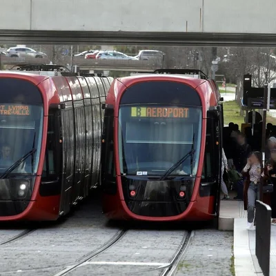 Deux trams de la métropole niçoise à l'arrêt dans une station, illustrant le réseau de transports publics concerné par la gratuité pour les plus de 65 ans.