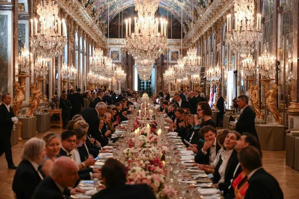 Dîner d'État dans la galerie des Glaces du château de Versailles, un cadre similaire à celui du dîner Trump-Macron.