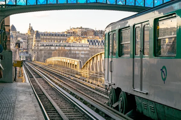 Métro de Paris sur le pont de Bir-Hakeim, avec des immeubles haussmanniens en arrière-plan.