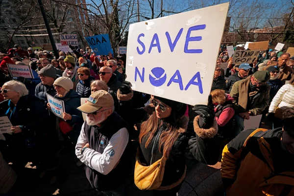 Manifestants devant le siège de la NOAA pour protester contre les coupes budgétaires de l'administration Trump.