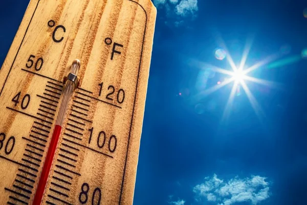 Thermomètre affichant une température élevée lors d'une canicule.