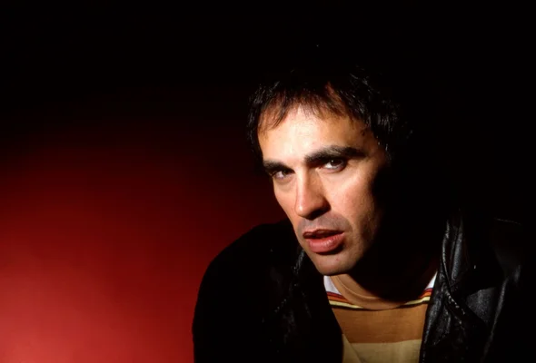 Portrait de Jean-Patrick Capdevielle en veste de cuir, regard intense.