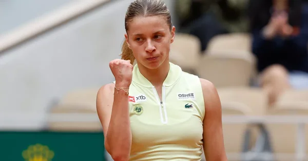 Maja Chwalinska célébrant un point important à Roland-Garros.