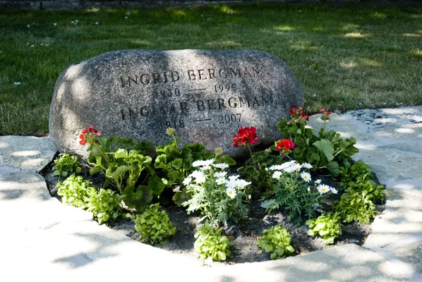 La tombe d'Ingmar Bergman et de son épouse sur l'île de Fårö, en 2008.