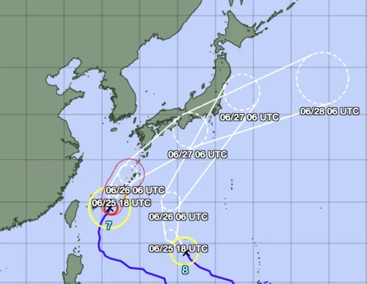 Carte de prévisions des trajectoires de deux tempêtes tropicales (n°7 et n°8) menaçant le Japon fin juin.