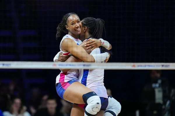 Deux joueuses des Bleues partagent un moment de joie après la victoire contre l'Ukraine.