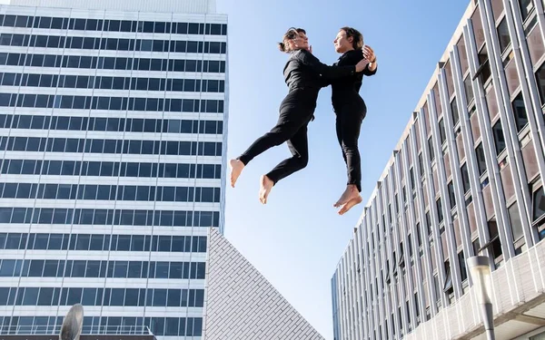 Performance aérienne entre les gratte-ciel de La Défense lors du festival des Extatiques.