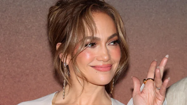 Jennifer Lopez souriant lors d'une apparition.
