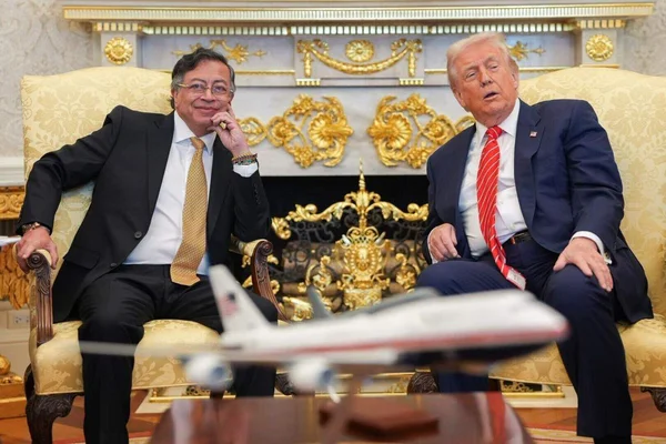 Gustavo Petro et Donald Trump assis dans des fauteuils dorés lors d'une rencontre officielle.