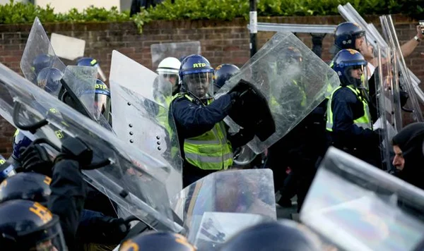 Policiers anti-émeute en formation défensive lors des manifestations à Southampton.