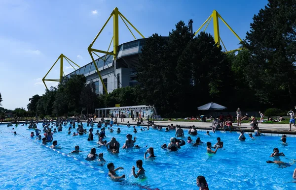 Piscine extérieure bondée près du stade Signal Iduna Park, où des Français ont forcé l'entrée.
