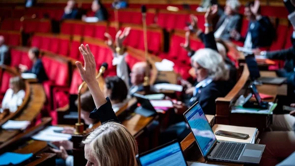 Des députés lèvent la main lors des débats sur la fin de vie à l'Assemblée nationale.