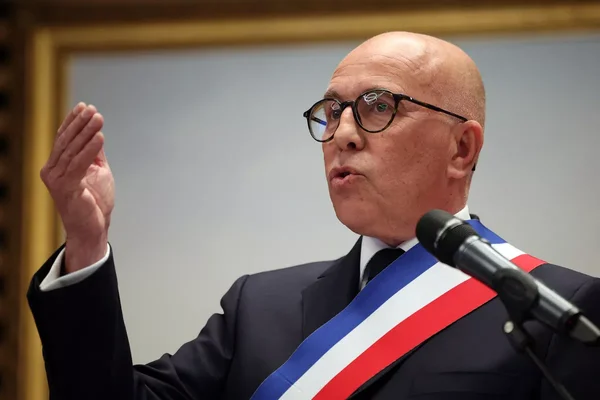 Éric Ciotti, maire de Nice, prend la parole lors d'un conseil municipal.