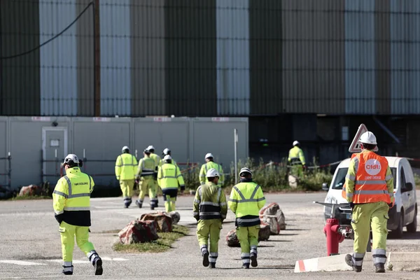 Ouvriers en tenue de sécurité sur le site industriel de Fibre Excellence.