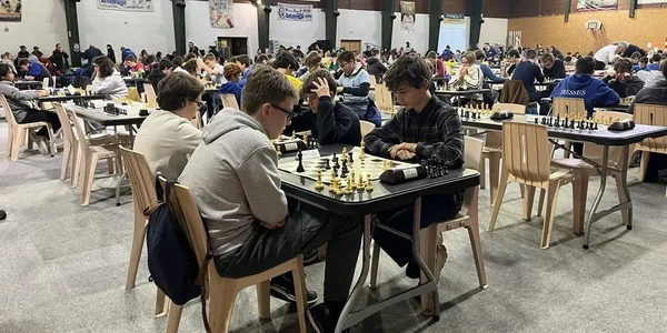 Tournoi d'échecs junior à Pessac, évoquant la passion de Chouaïb Benbakir pour ce jeu.