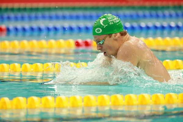 Léon Marchand lors des Championnats de France, réalisant un chrono impressionnant sur 400 m 4 nages.