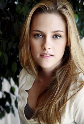Portrait de Kristen Stewart devant un décor de verdure.