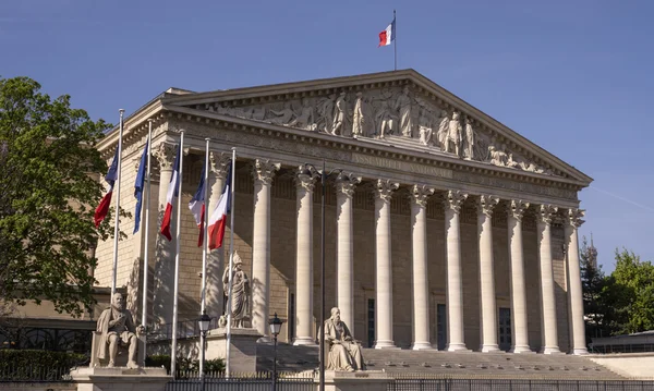 Le Palais Bourbon, siège de l'Assemblée nationale, vu depuis le parvis.