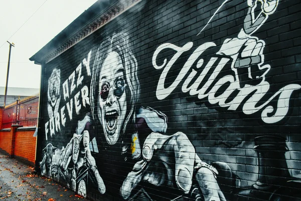 Mural hommage à Ozzy Osbourne avec l'inscription 'OZZY FOREVER'.