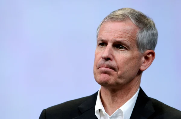 Portrait de Charlie Ergen, fondateur de Dish Network, en costume sombre.