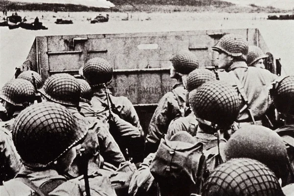 Des soldats alliés dans un engin de débarquement lors du Débarquement de Normandie, témoignage des vétérans exposé aux Invalides.