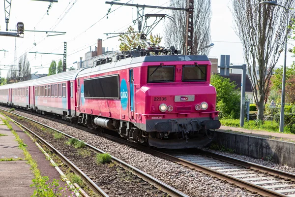Un train Ouigo Train Classique traversant la gare de Villabé, tracté par une locomotive BB22335.