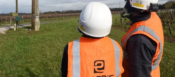 Techniciens Enedis inspectant le réseau électrique lors de la canicule.