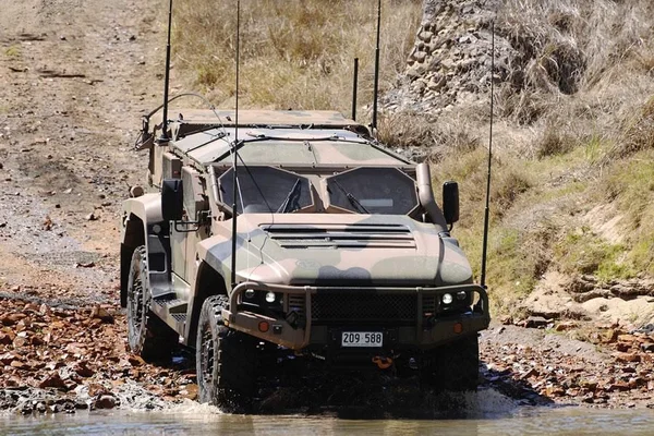 Véhicule tactique Thales en franchissement d’un ruisseau lors d’un essai tout-terrain.