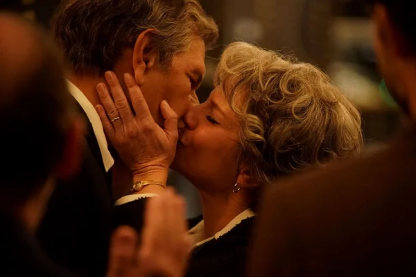 Scène intime du film « Moi qui t'aimais » montrant un couple âgé échangeant un baiser.
