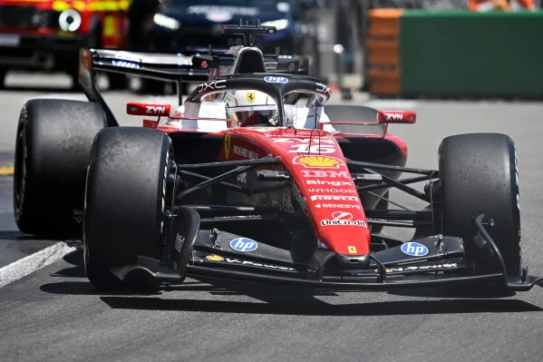 Ferrari en action, possiblement celle de Charles Leclerc, lors d'un Grand Prix.