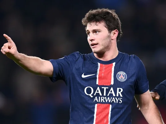 João Neves avec le maillot du PSG, pointant du doigt.