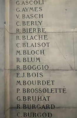 Plaque commémorative au Panthéon de Paris listant les écrivains morts pour la France, incluant Victor Basch et Marc Bloch.