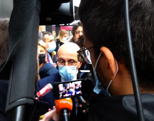 Éric Ciotti s'adressant à la presse le 2 décembre 2021, après l'annonce de sa première place au premier tour de la primaire des Républicains.