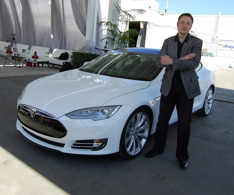 Elon Musk devant une Tesla Model S blanche à l'usine Tesla de Fremont en 2011.