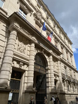 Façade de la Cour des comptes, rue Cambon à Paris, avec les drapeaux français et européen