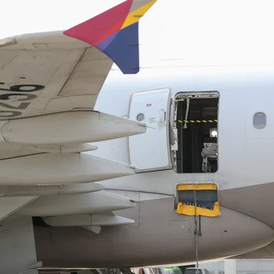 Porte de secours ouverte à l'arrière d'un avion Southwest Airlines.