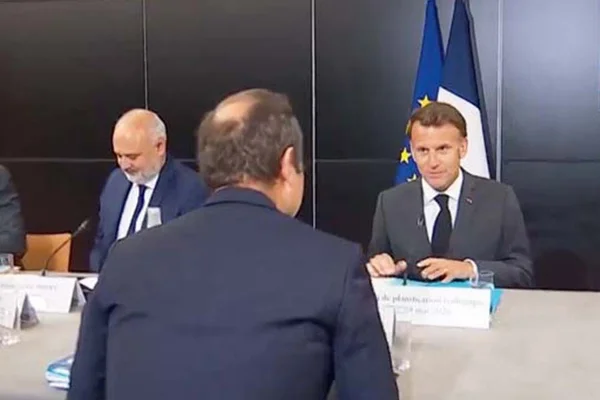 Jean-François Debat et d'autres élus lors d'une conférence de presse contre la consigne des bouteilles plastiques.