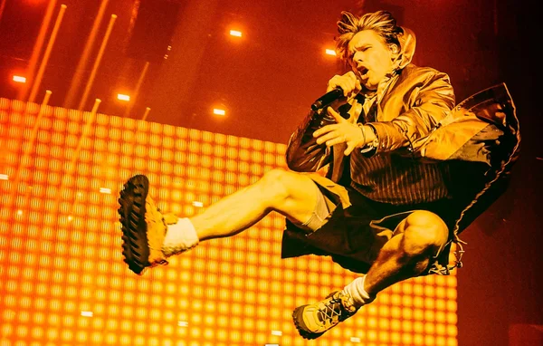 Orelsan en pleine performance dynamique à Paris La Défense Arena.