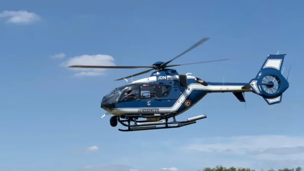 Un hélicoptère de la Gendarmerie nationale, modèle EC135, similaire à celui impliqué dans l'accident près d'Orléans.