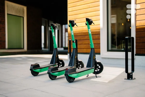 Trottinettes Bolt en libre-service garées sur un trottoir à Bruxelles.