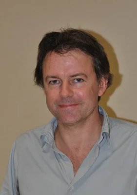 Yannick Haenel en portrait rapproché, chemise bleu clair.