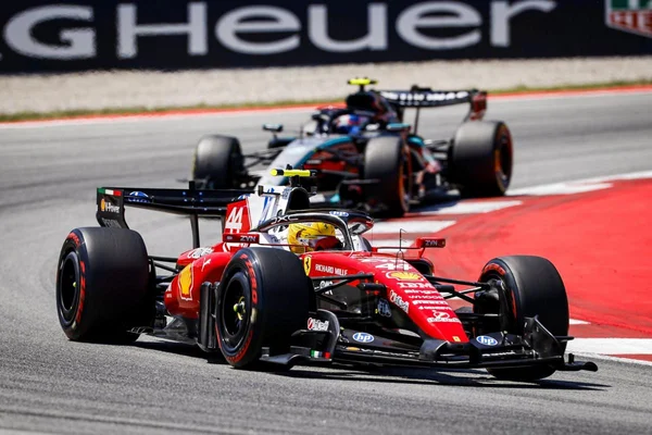 Lewis Hamilton (Ferrari) en tête devant une Mercedes lors du Grand Prix de Catalogne.