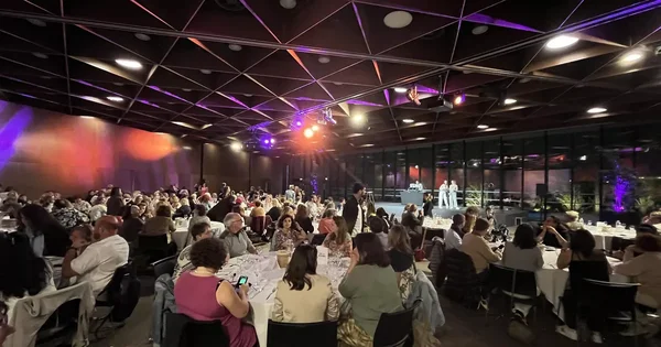 Dîner de gala d'un réseau de vente de compléments alimentaires, avec ses invités et une scène centrale.