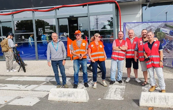 Représentants du personnel de Decathlon mobilisés devant le magasin de Lescar pour une revalorisation des salaires.