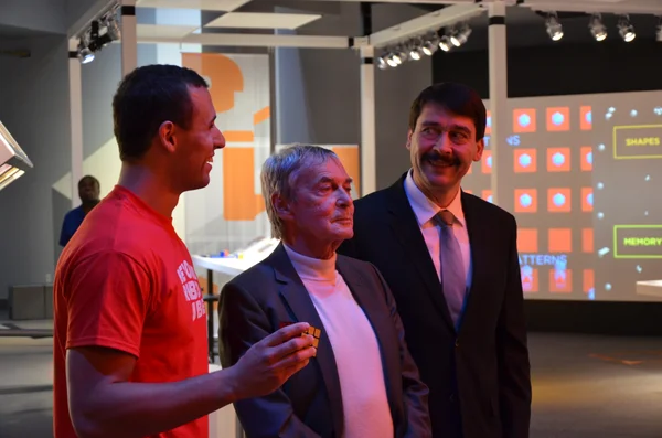 Ernő Rubik (au centre) avec Anthony Brooks et le président hongrois János Áder à l'exposition Beyond Rubik's Cube