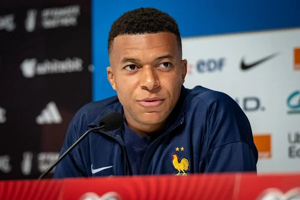 Kylian Mbappé en conférence de presse avec l'équipe de France.